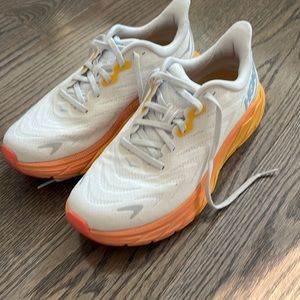 Hoka Arahi 6 sneakers